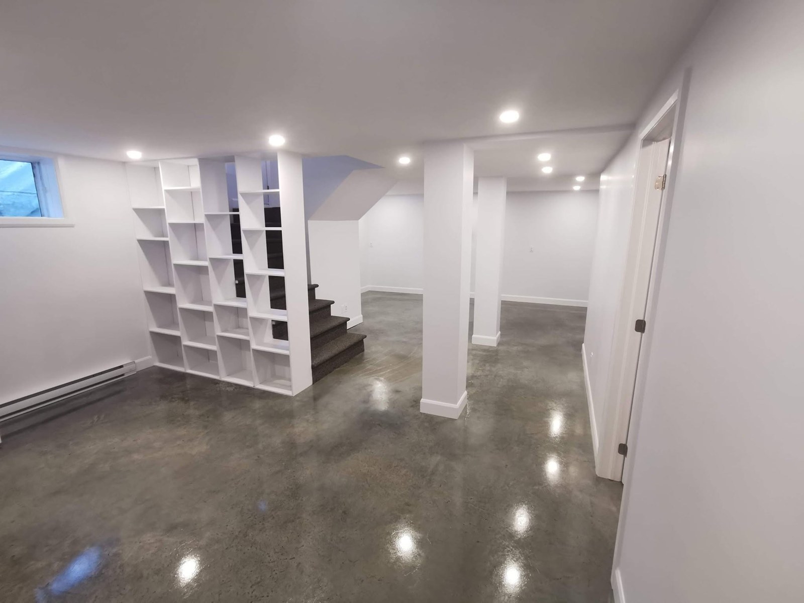 Finition complète de sous-sol avec plancher de béton