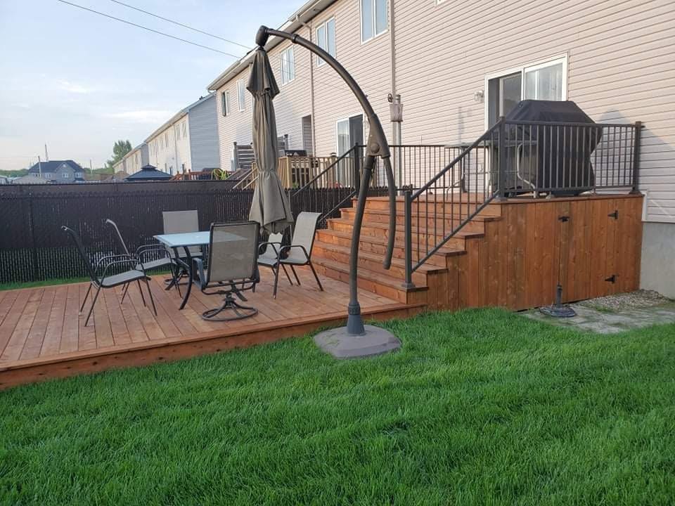 Patio en bois traité avec plateforme flottante